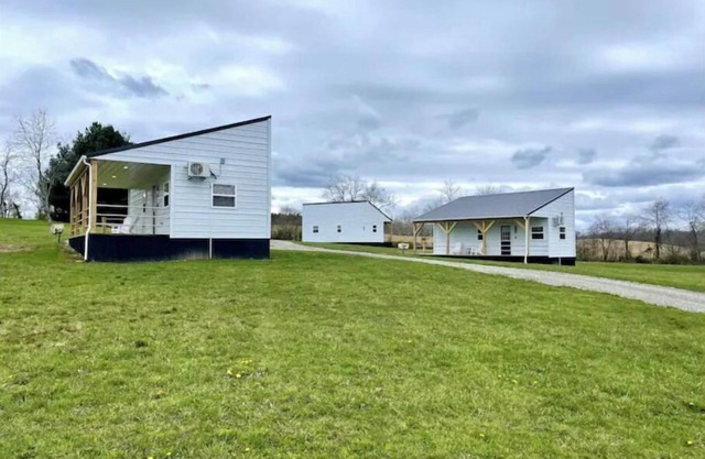 Khyla-NEW tiny home with shared fishing pond