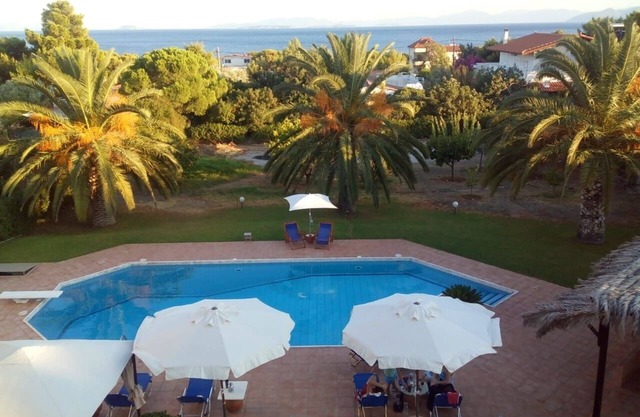 Kinetious Nisous Stylish Apt, Pool, near the Beach