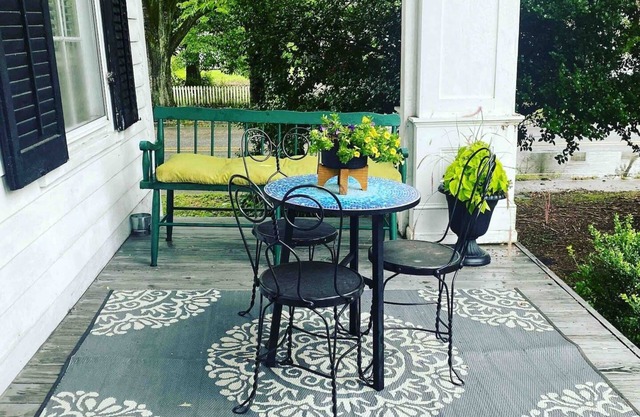 King B&B room 1 hour from the OBX & Hampton Roads