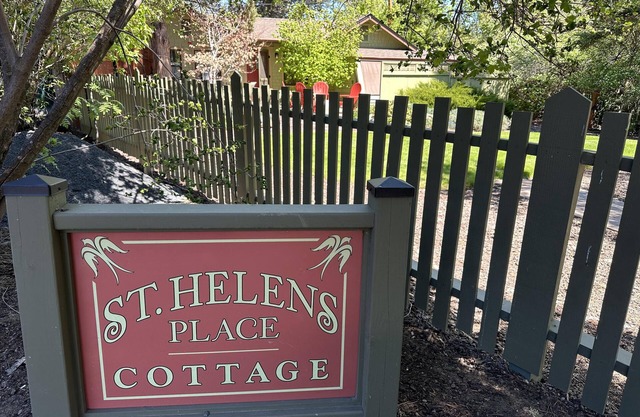 King bed, Fireplace, 100+mbps Wifi, AC, Big Yard, So Walkable