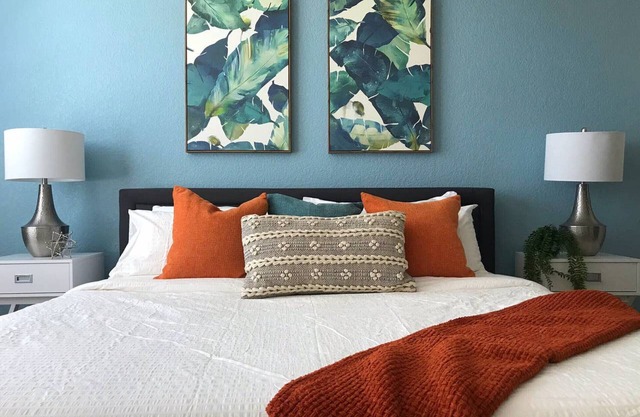 KING Bed, Gym & Pool, Walk to Shopping/Food!