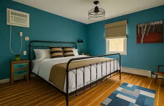 King Bed & Hot Tub, Unit C