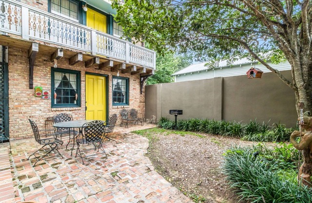 King Bed in Quaint Historical Studio, Courtyard, W/D; Minutes From Lafayette