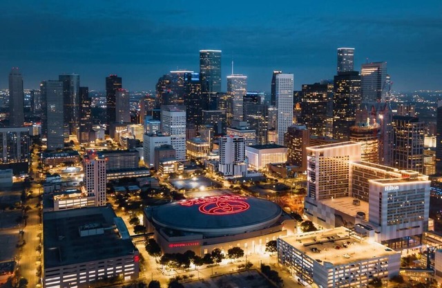 King Bed Retreat Fast Wifi Gated Complex