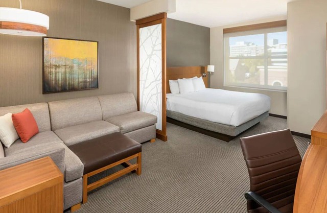 King Comfort x2: Free WiFi, Indoor Pool, Steps from Bon Secours Arena