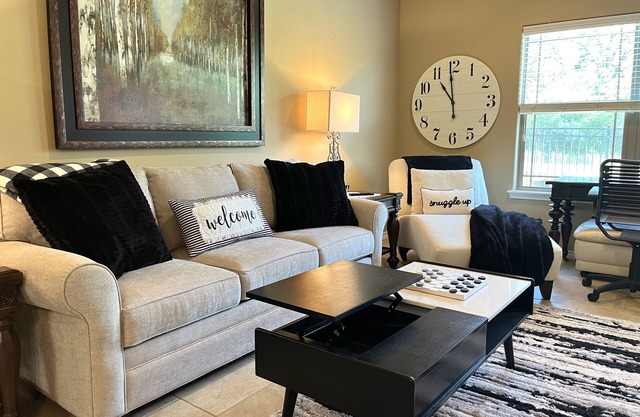 KING SUITE. 2BR/2Bath. Sleeps 6