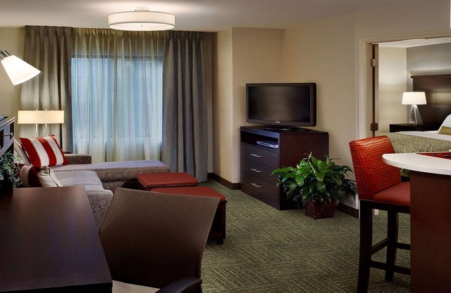 King Suite. Free Breakfast Buffet. Great Location Near NASA, IRS, FDA.