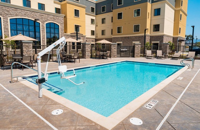 King Suite. Free Breakfast. Pool. Shared BBQ. Your Next Trip!