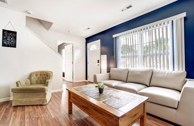 King Suite w/HotTub Close 2 Uptown New Renovated