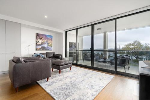 Kingston Foreshore Apt with Water Views - Hosted by Canstay