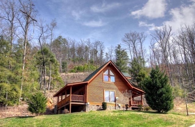 Kiss Me Goodnight 1 Bedroom Cabin by RedAwning