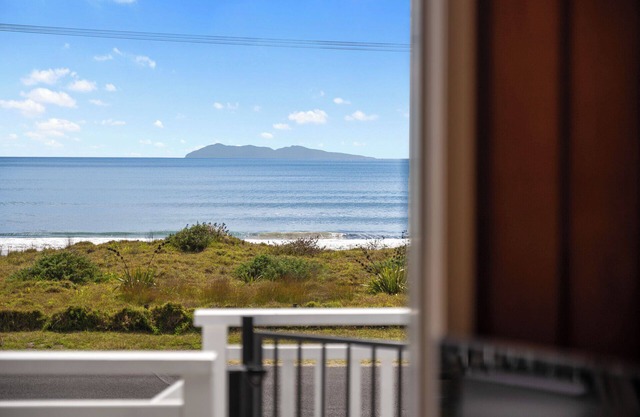 Kiwi Beach Bach - Waihi Beach Holiday Home