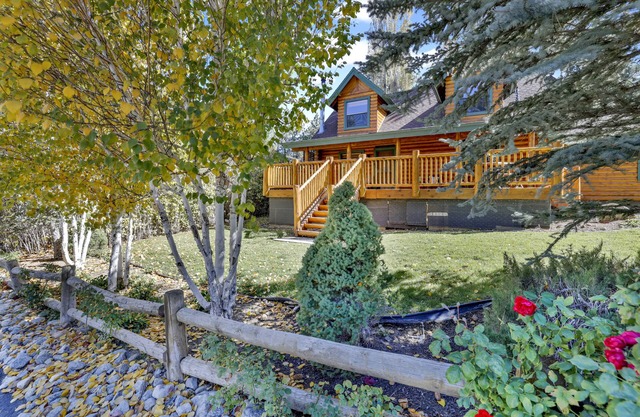 Knotty and Nice Big Bear- Hot Tub- Lakeside Log Cabin