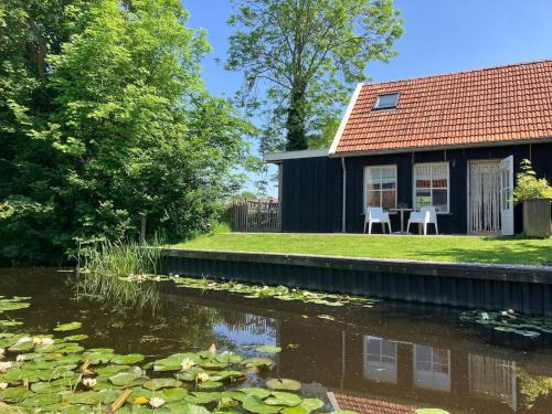 Knus Afke appartement aan het water in Jorwert