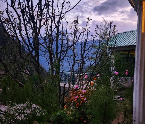 L'Ashrum Cafe & Inn