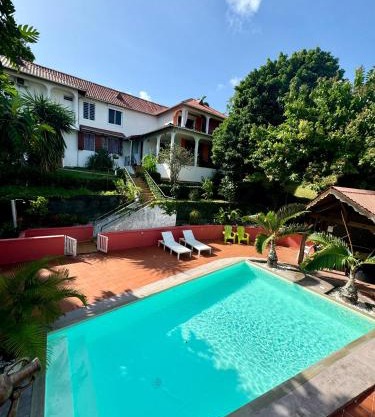 La Canopée Enchantée, chambres d'hôtes, piscine, proche aéroport, Gare maritime