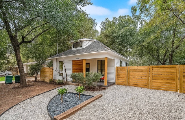 La Casita - Modern cozy comfort home near Downtown, Dog friendly, UNT TWU