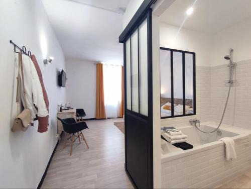 La Chambre Jaune - Chambre avec salle de bain