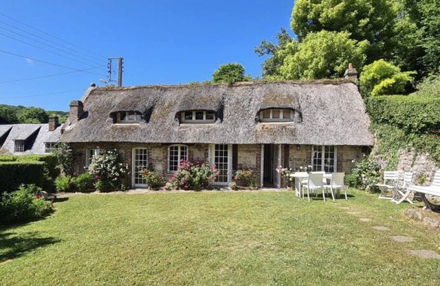"La Chaumière de Nanou", with large garden and close to the sea.