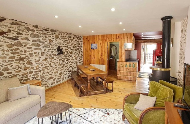 La Frisanfave. Maison Ancienne au Cœur du Village. Spacieuse et Confortable