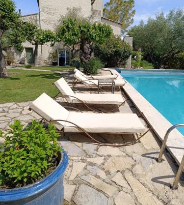 La Jasse chambre double indépendante avec piscine