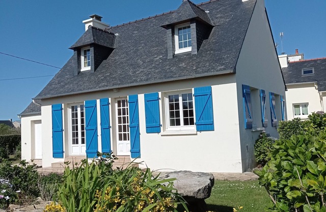 LA MAISON DU DOLMEN by the sea in Ile Grande