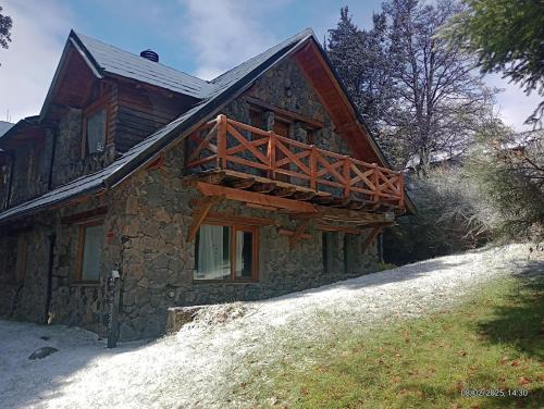 LA Nevadita, Chalet cabin located near the center- It includes suite room with double bed and another 2 bedrooms with two singles beds- Living room fireplace, Hot water, WI-FI