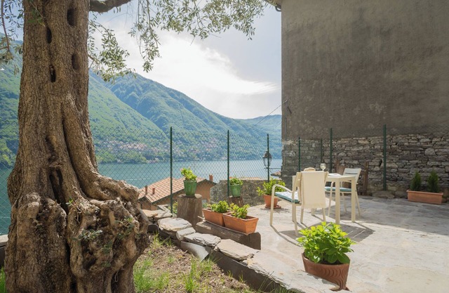 La Quiete With Private Garden by Rent all Como