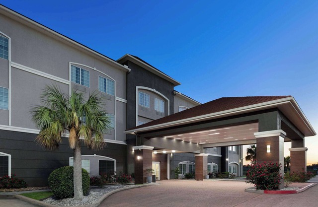 La Quinta Inn & Suites by Wyndham Deer Park