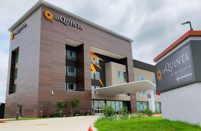 La Quinta Inn & Suites by Wyndham - Red Oak TX IH-35E