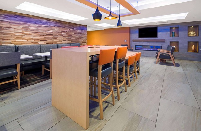 La Quinta Inn & Suites by Wyndham Orange County Airport