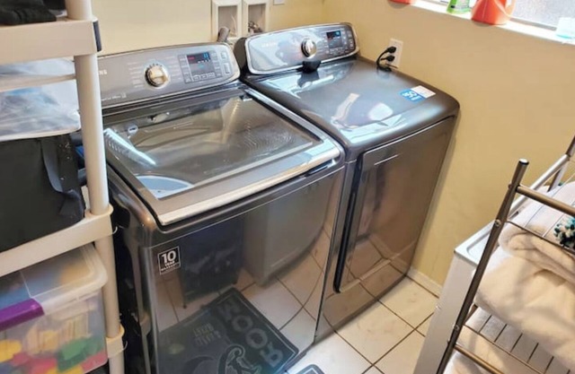 LA Studio w/Gated Parking-Amazing Location & Value