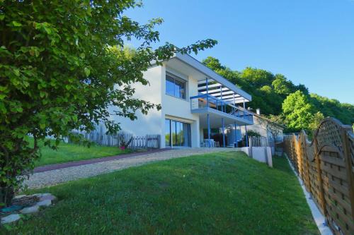 LAC CASA 60' Sixties-style flat with terrace overlooking the lake 300 m