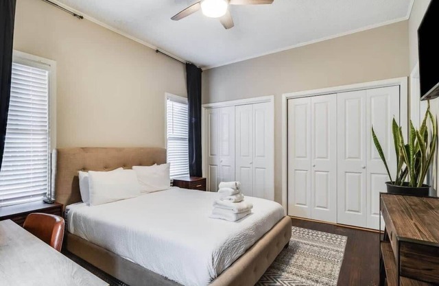 Lafayette Getaway-A cozy private bedroom close to downtown, with shared spaces