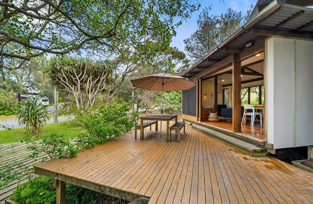 Laguna Beach House | classic Straddie beach house, 3 bed, 2 bath, gr8 location