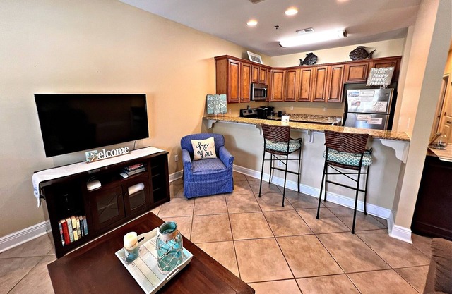 Laguna Breeze E 2 Bedroom Condo by Redawning