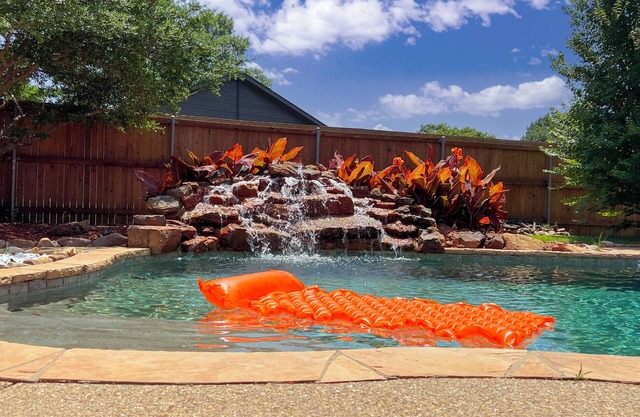 Lake Dallas Oasis, Beautiful Modern Home with Pool
