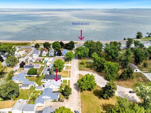 Lake Erie Beach Hutch