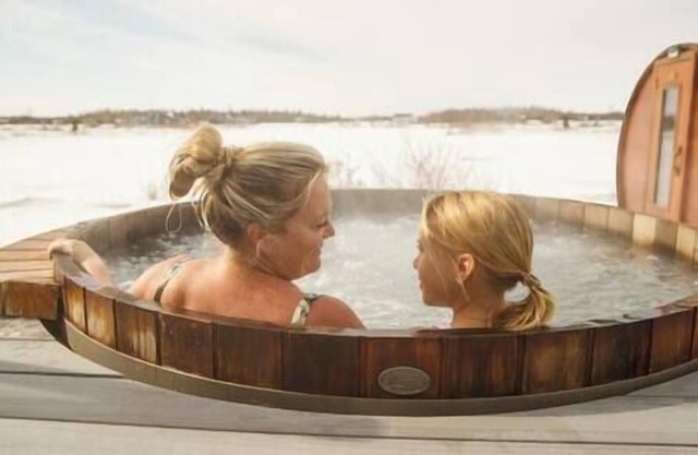 Lake Front 4 Bedroom Home with Hot Tub & Sauna