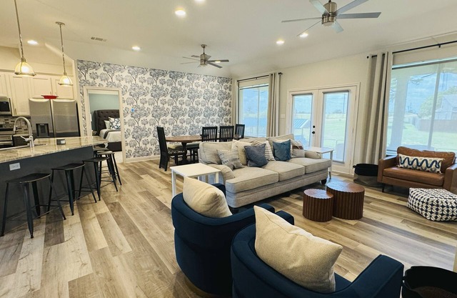 Lake Front 4BR + Dock & Paddle Boards, Water front & Sunset Views