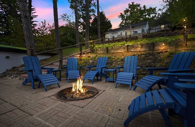 Lake Front Cottage with Amazing Firepit, Private Dock, Sleeps 6-8