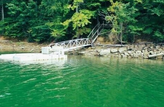Lake Front * Pool Table * Hot Tub