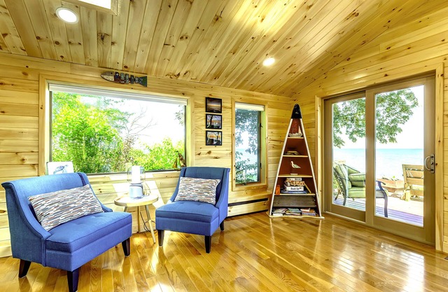 Lake Front Private Retreat near Niagara Falls with 5 bedrooms,3.5 bathrooms