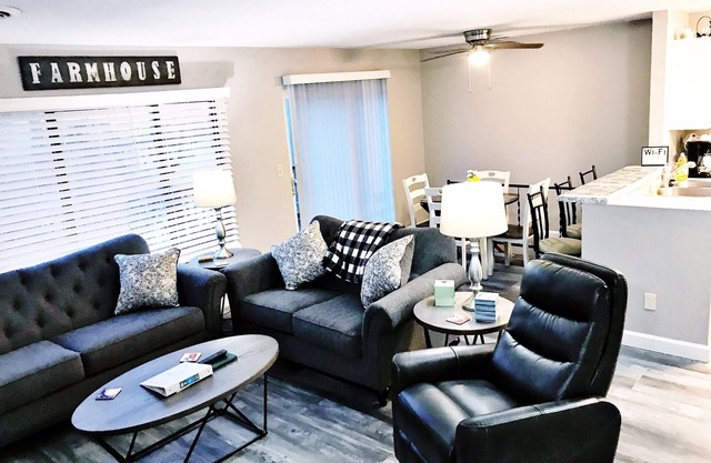 🌟Lake Front unit ready 4 you! 🌟- sleeps 12 in beds, w/king bed, WiFi, pets