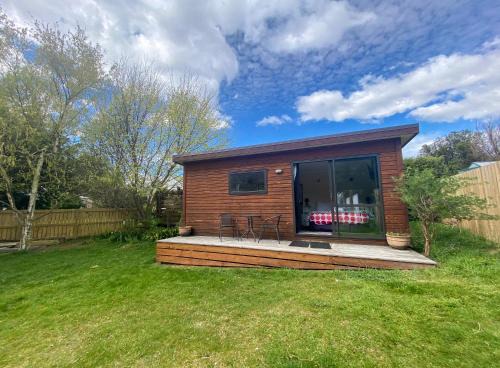 Lake Hawea Cabin with Mountain Views- OUTDOOR BATH!