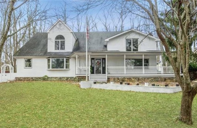 Lake house 1.3 acres-With Cable-activities including kayaks, quad track, fishing