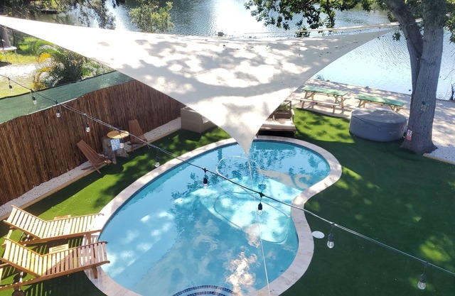 Lake House, 4 Bed heated Pool, Hot Spa, 1/4 acre Patio, 3.5mi from the beach