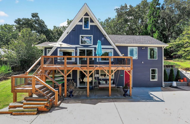 Lake house views, w/dock in quiet cove, new renovations & great outdoors spaces!