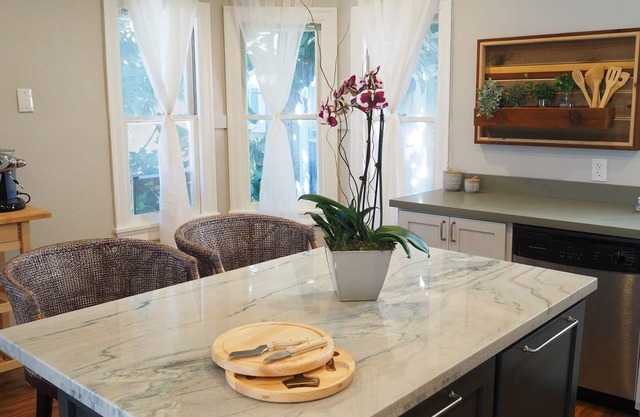 Lake Merritt Beauty - WIFI, Parking, Sleeps 4