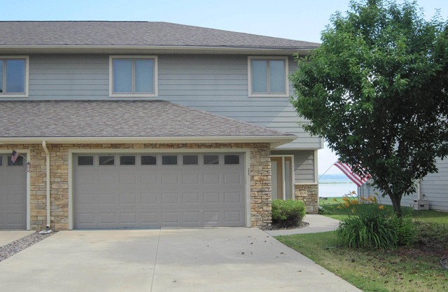 Lake Puckaway Getaway - Immaculate lakefront 2-story townhome 10% off 7+ nights